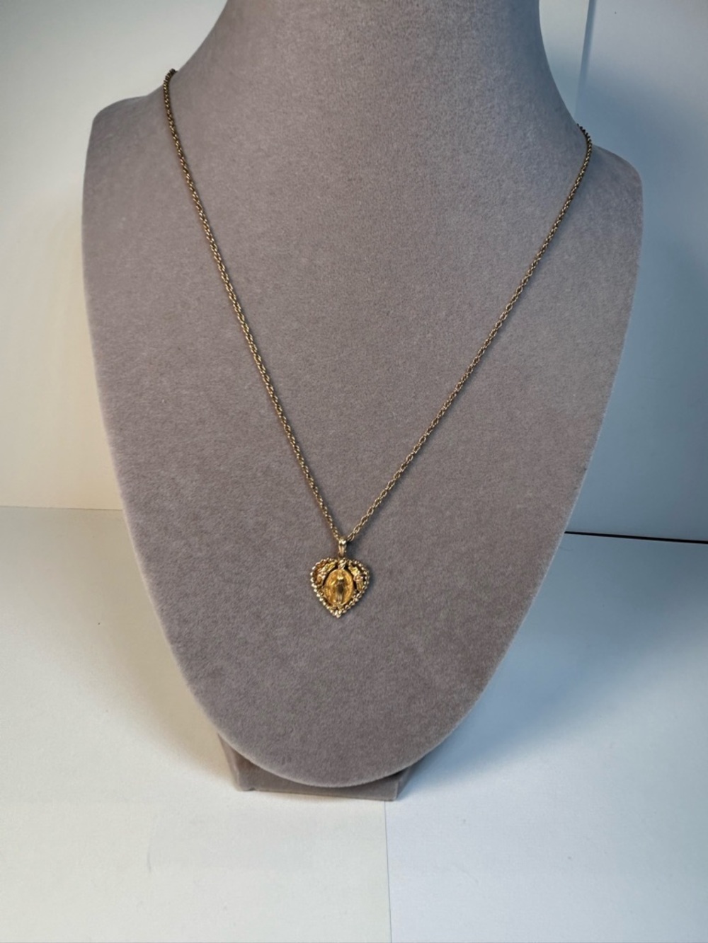 Vintage 12 Kt Gold Filled Miraculous Mary Heart Pendant Necklace - Picture 2 of 9
